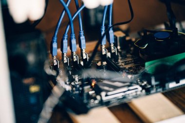 Ekran kartı anakart yuvaları ve kabloları ayrıntılarını teçhizat, madencilik. Bitcoin ve blockchain teknoloji. Modern ayrıntıları