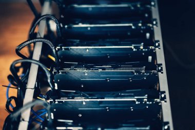 Altı ekran kartı incelemesi Kripto para birimleri bağlı. Bitcoin, ethereum ve altcoins madencilik sektörü