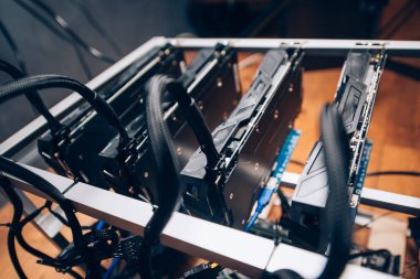 Detayları incelemesi teçhizat, kripto para birimi modern teknoloji kapatın. GPU grafik kartları gidiş güç kabloları