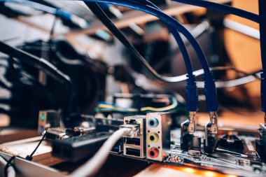 Araştırma sondaj platformu, grafik kartları kabloları ve anakart ve ağ balantı ayrıntılarını kapatın. Modern teknoloji araştırma bitcoin, ethereum ve diğer alt başlıklara paralar