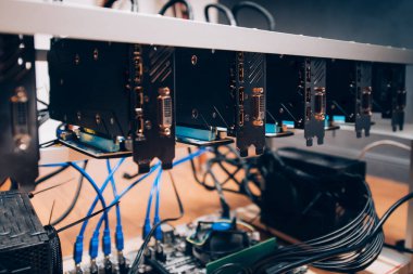 Cryptocurrency madencilik teçhizat, bitcoin oluşturma. Grafik kartlarının modern sanayi ayrıntıları
