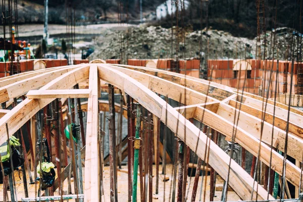 Arquitetura detalhes cúpula no canteiro de obras. Sistema de telhado industrial do edifício do mosteiro com madeira, vigas e telhas . — Fotografia de Stock