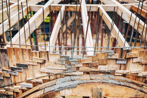 산업 건설 사이트의 세부 사항입니다. 건축 돔 나무 프레임, 지붕 시스템, 돔 레이어 — 스톡 사진