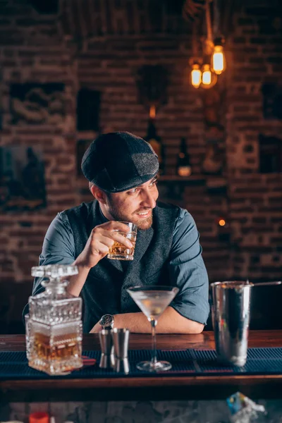 Pohledný muž v baru, alkoholické nápoje na přepážce — Stock fotografie