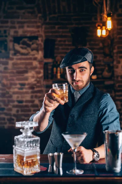 Barman, ciesząc się whisky z nowoczesnych miejskich koktajle. Sky bar serwuje eleganckie drinki — Zdjęcie stockowe