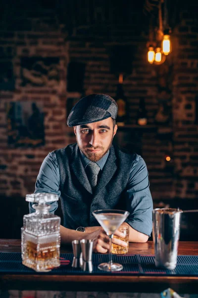 Vintage man enjoying a relaxing old fashioned drink at bar. — Stock Photo, Image