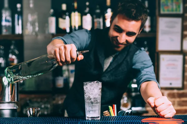 Retrato de barman e detalhes de perto de preparação de bebida alcoólica e coquetel — Fotografia de Stock