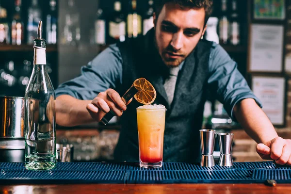 Professionell bartender förbereda sommar cocktail med glas och orange — Stockfoto