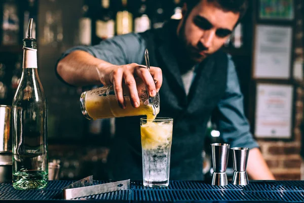 Dettagli ravvicinati di bevanda alcolica perfetta, rum con succo d'arancia. Barman preparare bevanda stile di vita — Foto Stock