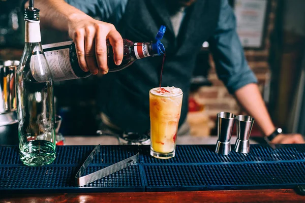 Détails rapprochés du barman professionnel clôturant le cocktail avec du sirop. Boissons alcoolisées en gros plan — Photo