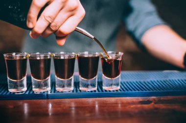 Barmen dökme alkollü içki yıldönümü partisinde küçük bardaklarda ayrıntılarını kapatın