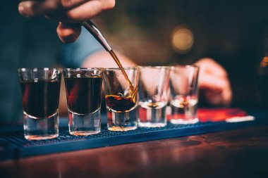Dökme ve, alkollü içki servisi barmen bar 