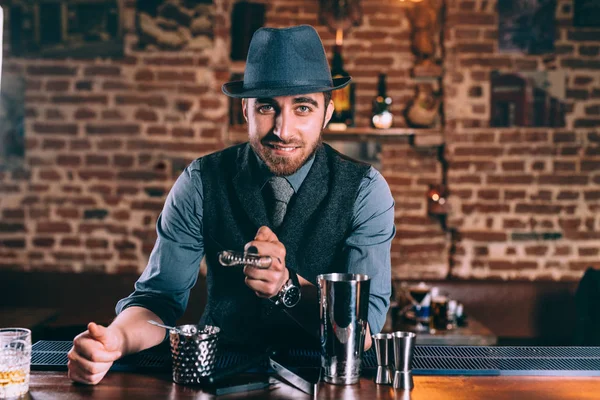 Stilvoller Barmann, der Cocktail-Zutaten auf Whiskey-Cocktails an der Theke hinzufügt — Stockfoto