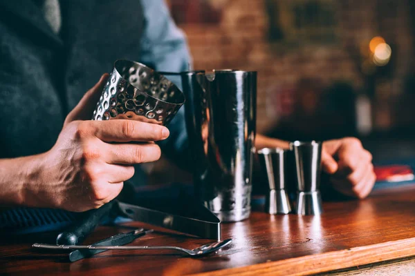 Feche os detalhes das mãos barman usando ferramentas de coquetel. Empregado de bar profissional trabalhando em bar — Fotografia de Stock