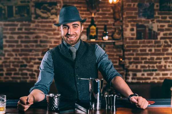 Zadowolony i uśmiechnięty barman przygotowywania koktajli i cieszyć się pracy w barze — Zdjęcie stockowe
