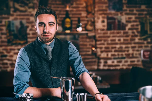 Barkeeper, der in Bar, Pub oder Bistro und Restaurant arbeitet. professionelle elegante Barkeeper machen Getränke — Stockfoto