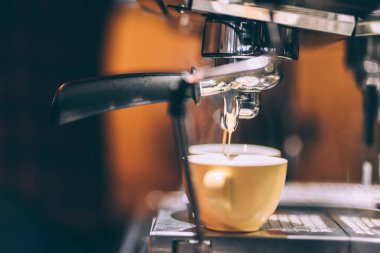 taze kahve hazırlama ve restaurant, bar veya pub bardak içine dökme profesyonel kahve makinesi. Barista hayat ayrıntıları