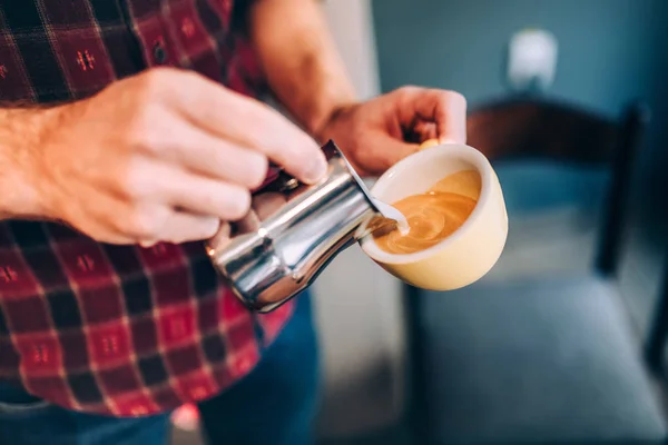 Kahve ve espresso üzerine köpük döken profesyonel barmen ve barmen mükemmel bir cappuccino yapıyorlar. — Stok fotoğraf