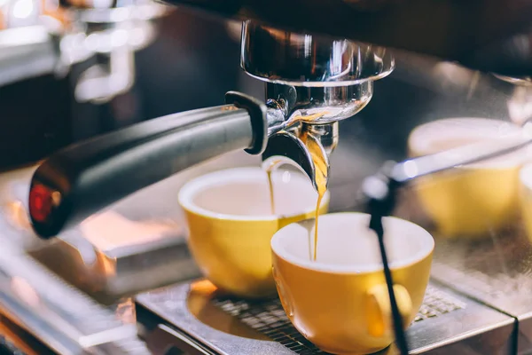 Professionele brouwen - koffiebar details. Espressokoffie gieten van espressomachine. Barista en barman details in café — Stockfoto