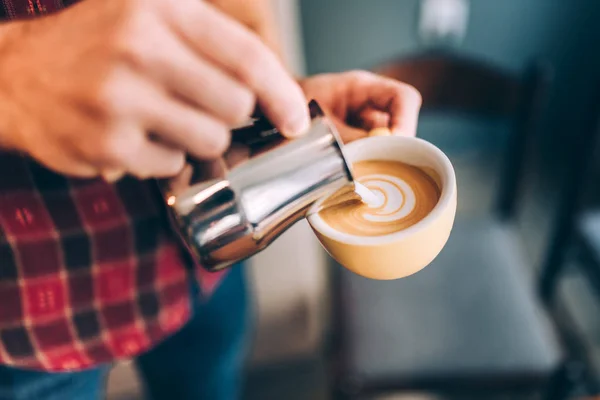 Profesyonel barista sıcak süt köpüğü döker ve kahve sanatı yaratır. — Stok fotoğraf