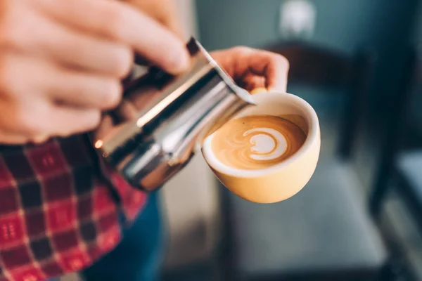 Barmenin kahve fincanı sanatı yaratma detayları. — Stok fotoğraf