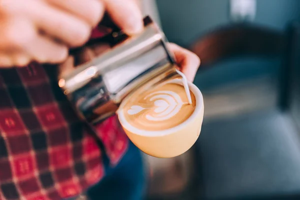 Barista, yakın çekim kahve latte sanat kafede ayrıntılarını — Stok fotoğraf