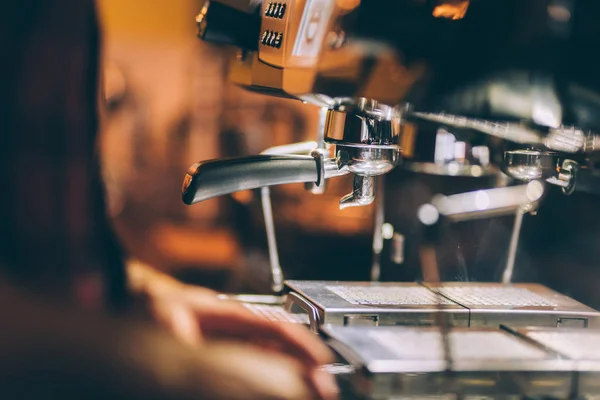 Profesjonalny barman przygotowuje świeżym espresso z maszyny przemysłowe kawy w lokalnym pubie, bistro i restauracja — Zdjęcie stockowe