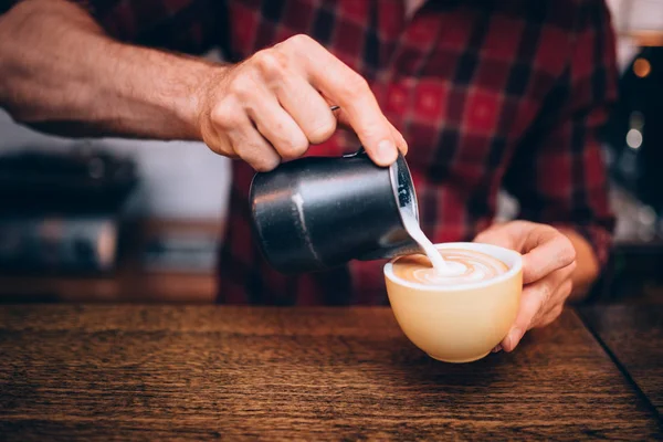 Barmen kafe dükkanda çalışan ayrıntılarını kapatın. Espresso üzerinde süt dökme ve kapuçino oluşturma — Stok fotoğraf