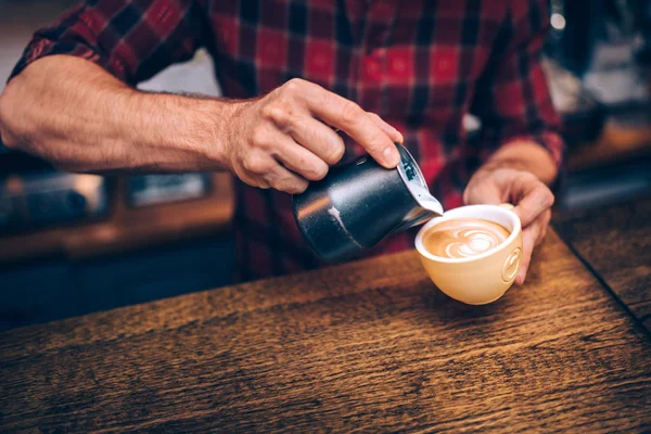Barista helyi boltban, bisztró, pub és kávézó cappuccino latte art létrehozása — Stock Fotó
