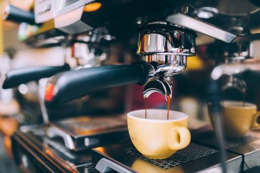 Profesyonel bira - kahve çubuğu ayrıntıları. Espresso kahve espresso makinesi dökme. Barista ayrıntıları Cafe Shop