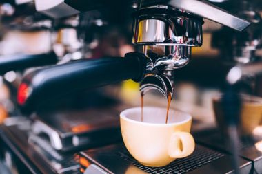 Bira makineleri doldurma ve espresso hazırlama detaylarını kapat. Kafe ayrıntıları