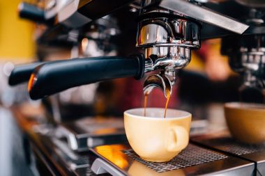 Profesyonel kahve makinesi hazırlama sıcak espresso bira ayrıntılarını
