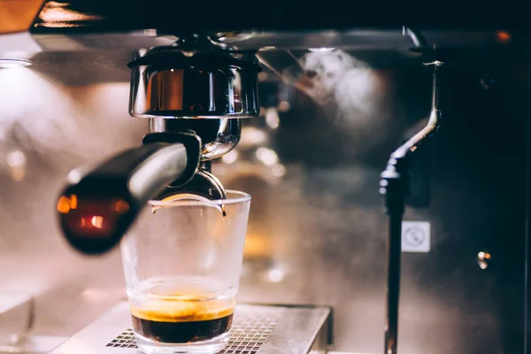 Profesionální kávovar připravuje čerstvé espresso v místní hospodě, bistro nebo restauraci — Stock fotografie
