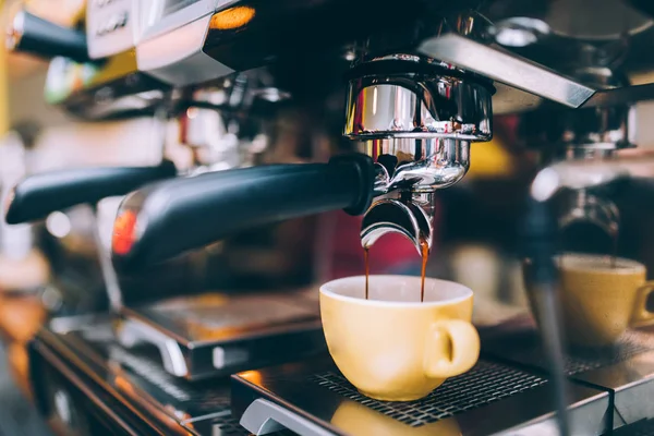プロ醸造 - コーヒー バーの詳細。エスプレッソ コーヒー エスプレッソ マシンから注ぐ。カフェ ショップではバリスタの詳細 — ストック写真
