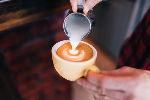 Barista utilizzando la macchina da caffè preparare caffè fresco con schiuma di latte presso caffetteria e ristorante, bar o bistrot — Foto Stock