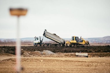 otoyol inşaat site geliştirme ile dünya ve tesviye ve dünya bastırıyor buldozer damping damperli kamyon