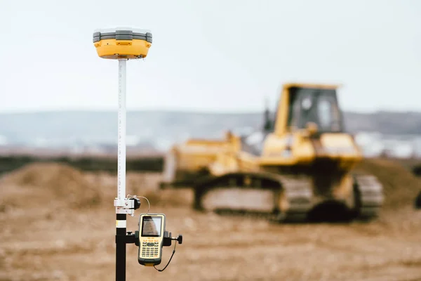 Surveyor equipment GPS system outdoors at highway construction site. Surveyor engineering with surveying equipement — Stock Photo, Image