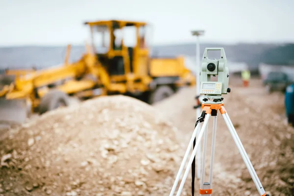 Equipo de topógrafo Sistema GPS o teodolito al aire libre en el sitio de construcción de carreteras. Ingeniería de topógrafos con estación total —  Fotos de Stock