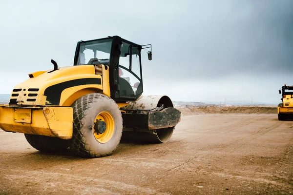 Tandem Road Roller vibroroller afwerking van de laag van de aarde bij wegenbouw — Stockfoto