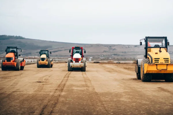 Wibracyjny kompaktor podczas budowy drogi i autostrady. Przemysłowe roboty drogowe z ciężkich maszyn — Zdjęcie stockowe