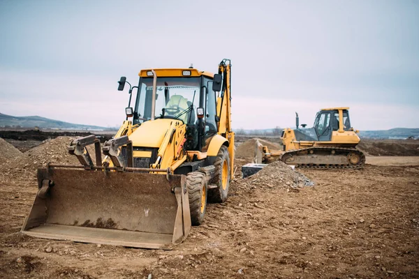 Macchine industriali per l'escavazione di terne e bulldozer in cantiere — Foto Stock