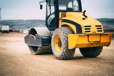 Titreşimli toprak Kompaktör roadworks ve otoyol inşaatı sırasında. Endüstriyel inşaat alanında ağır makine ile