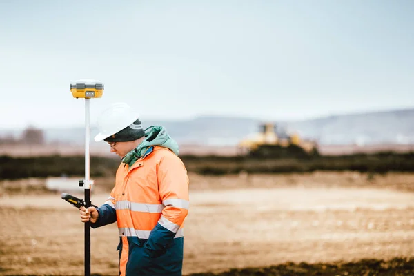 Engenheiro inspetor que trabalha com tecnologia para coordenar máquinas pesadas — Fotografia de Stock