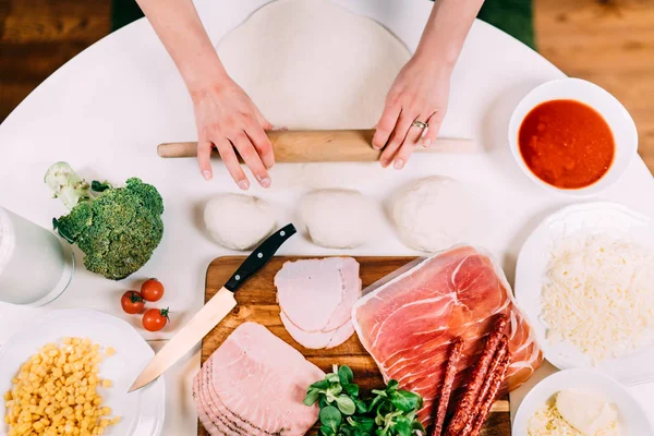 Detalhes de cozinha em casa - mulher na cozinha preparando massa — Fotografia de Stock