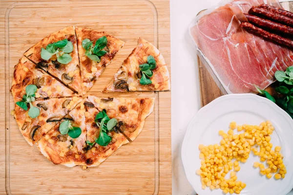 Szczegóły dotyczące gotowania pizzy w domu ze składników bio i świeżego szpinaku — Zdjęcie stockowe