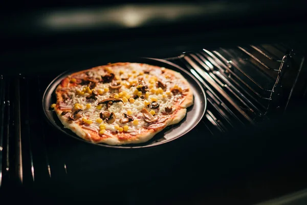 Gotowania pizzy w domu. Szczegółowe informacje o świeżej pizzy w piecu — Zdjęcie stockowe