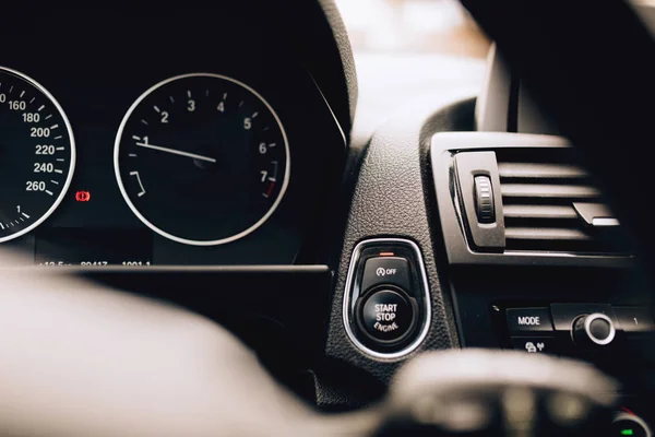 Fermer l'intérieur de la voiture avec les détails du bouton de démarrage du moteur. voiture hybride électrique moderne — Photo