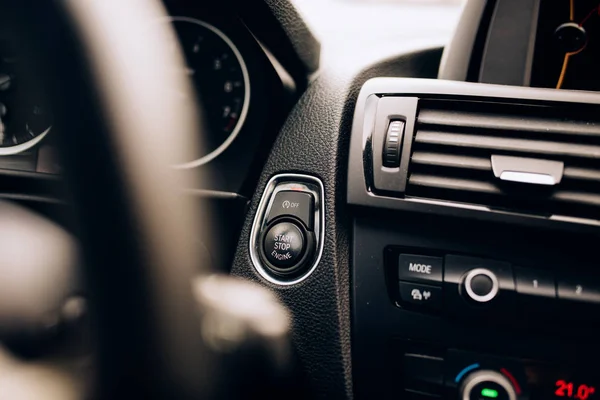 Detail der Fahrzeugzündung - Hybridauto mit moderner Technik — Stockfoto