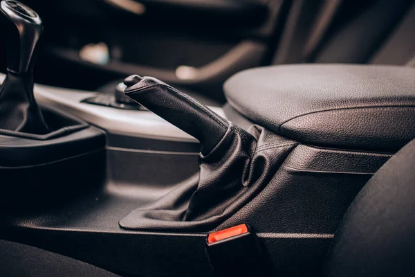 Details van het interieur van de moderne auto - close-up lederen handbreak hendel — Stockfoto