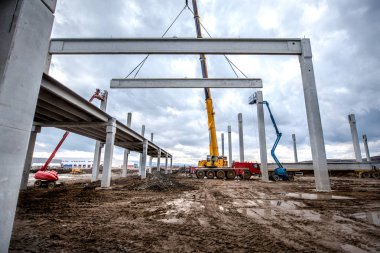 Site makinaları, beton elemanları derleme üzerinde çalışan ağır vinç